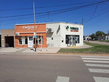 Complejo dos locales comerciales y tres departamentos